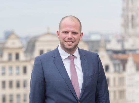 Theo komt